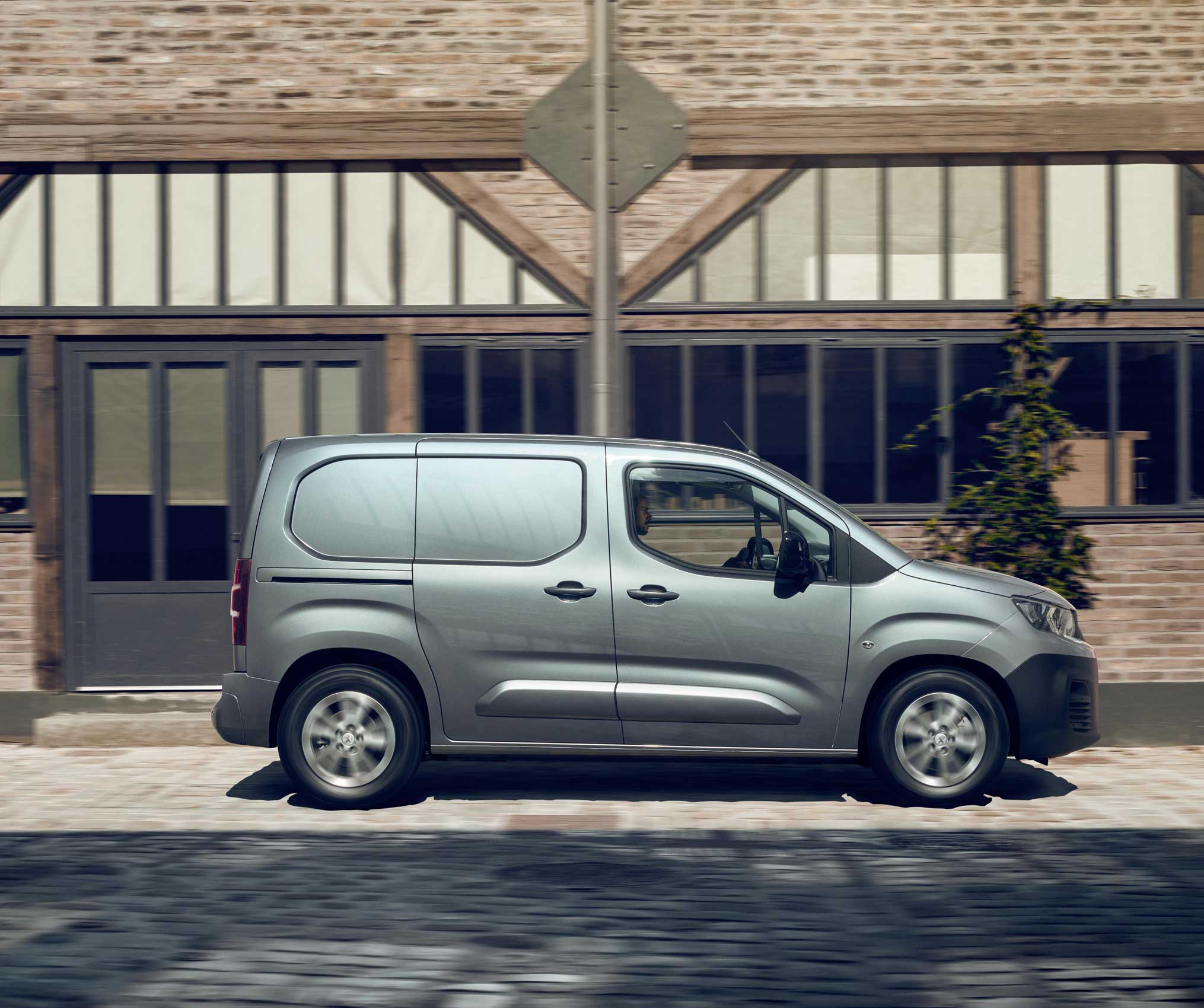 PEUGEOT_PAR_2021_002_FR_2030_1700[1].jpg